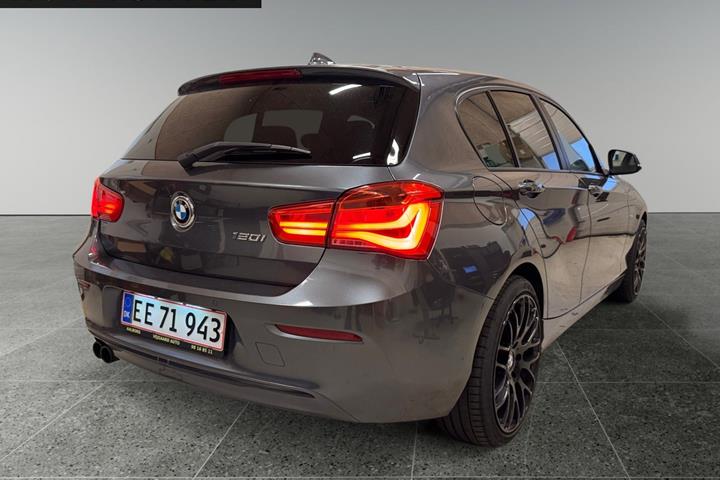 Grå BMW 120i fra 2017 set udefra