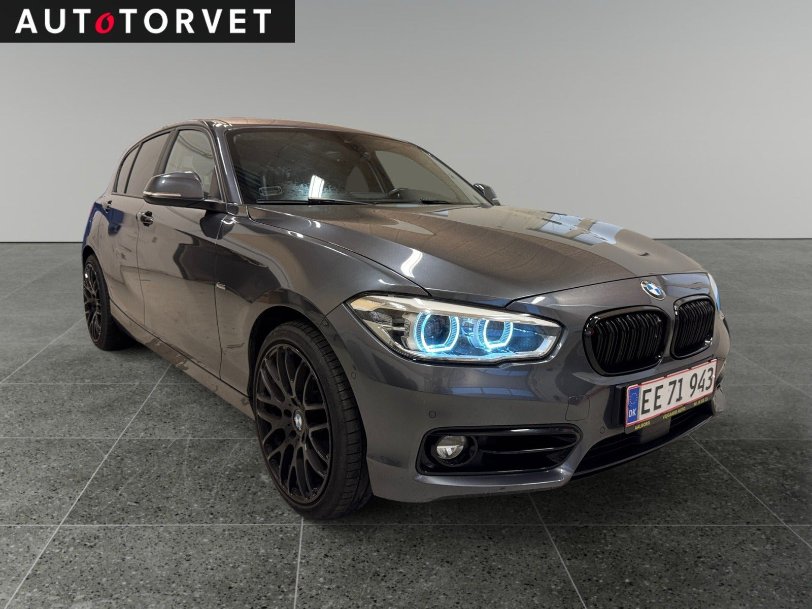 Grå BMW 120i fra 2017 set udefra