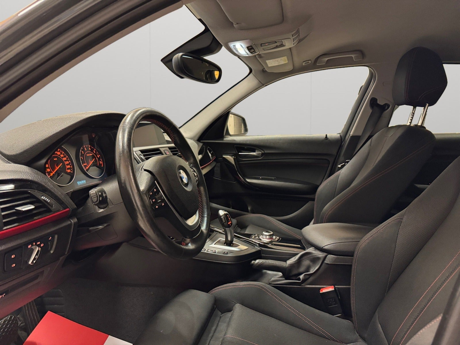 Grå BMW 120i fra 2017 set indefra