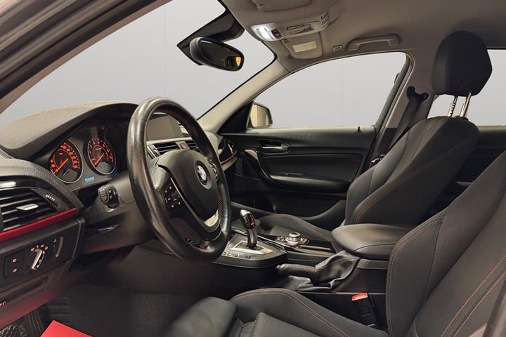 Grå BMW 120i fra 2017 set indefra