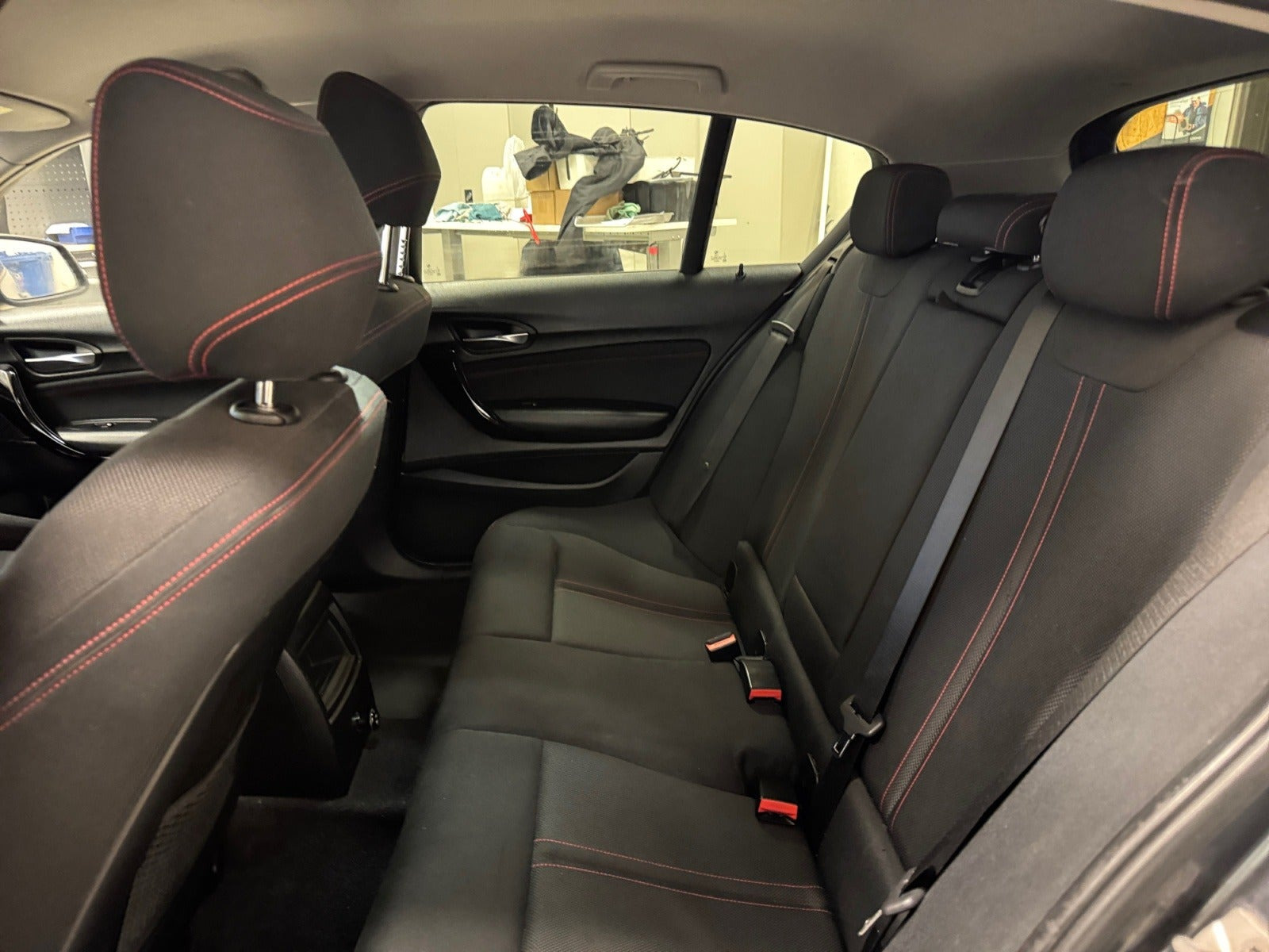 Grå BMW 120i fra 2017