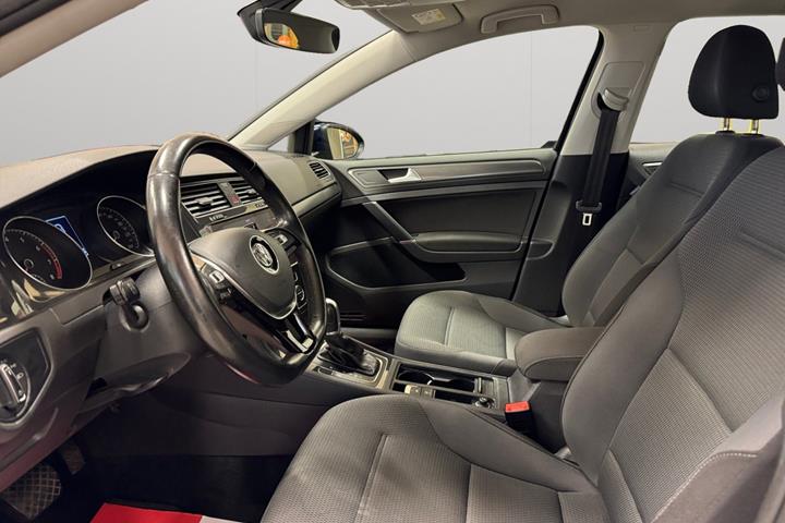 Blå VW Golf VII fra 2018