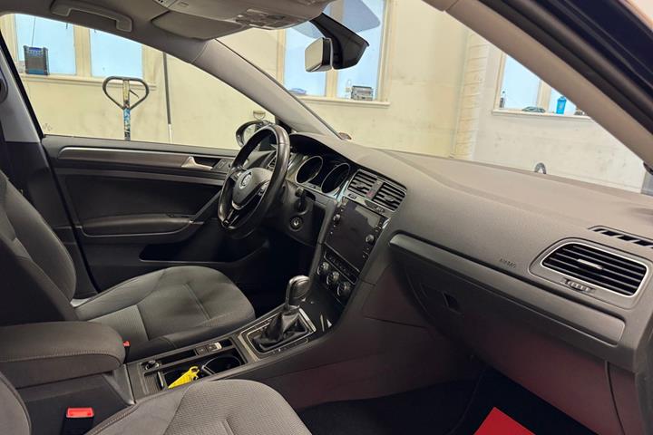 Blå VW Golf VII fra 2018