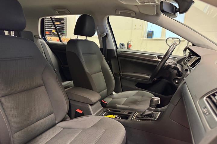 Blå VW Golf VII fra 2018