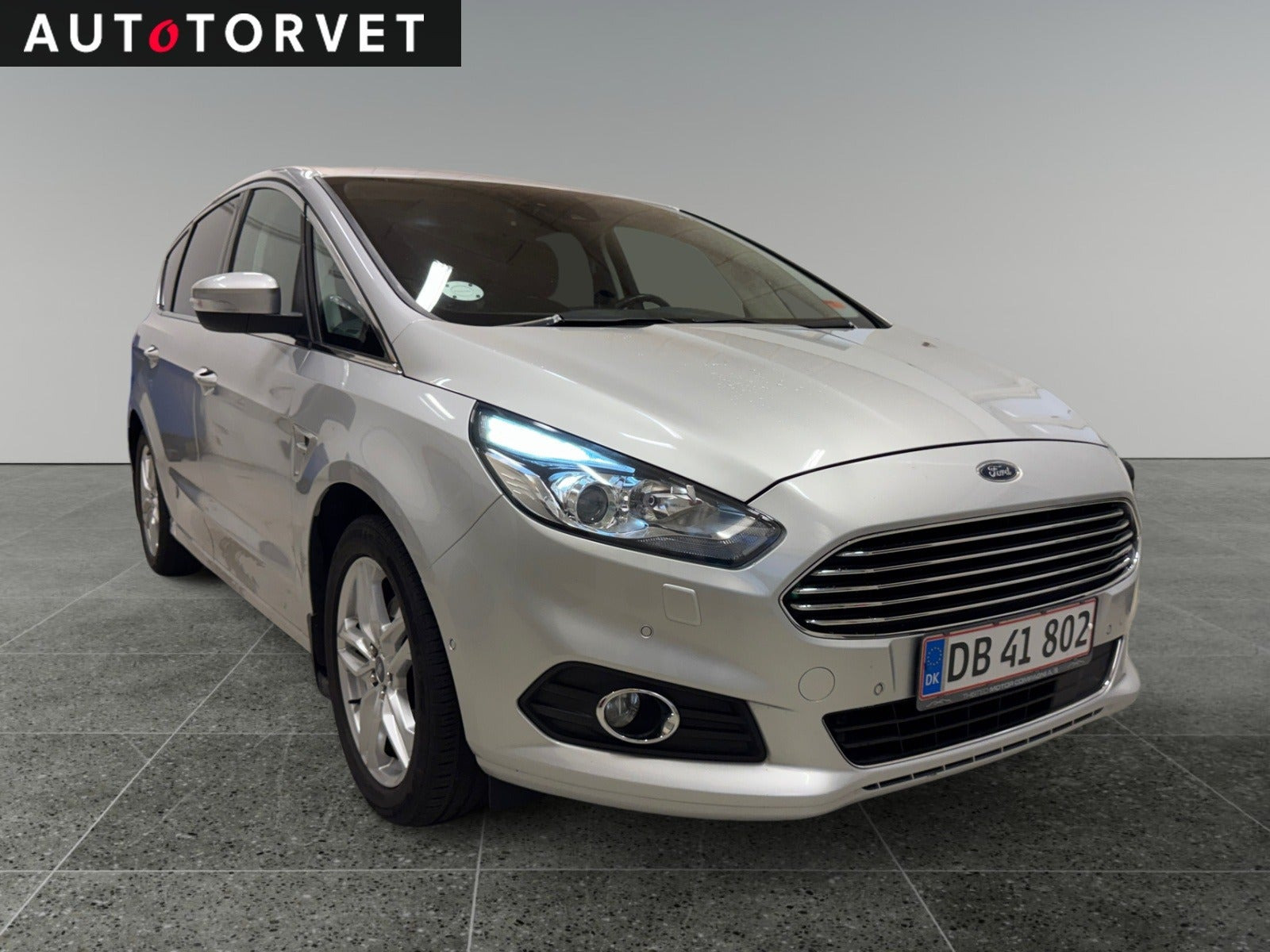Grå Ford S-MAX fra 2019