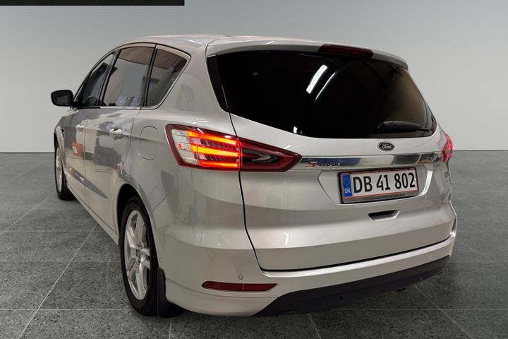 Grå Ford S-MAX fra 2019