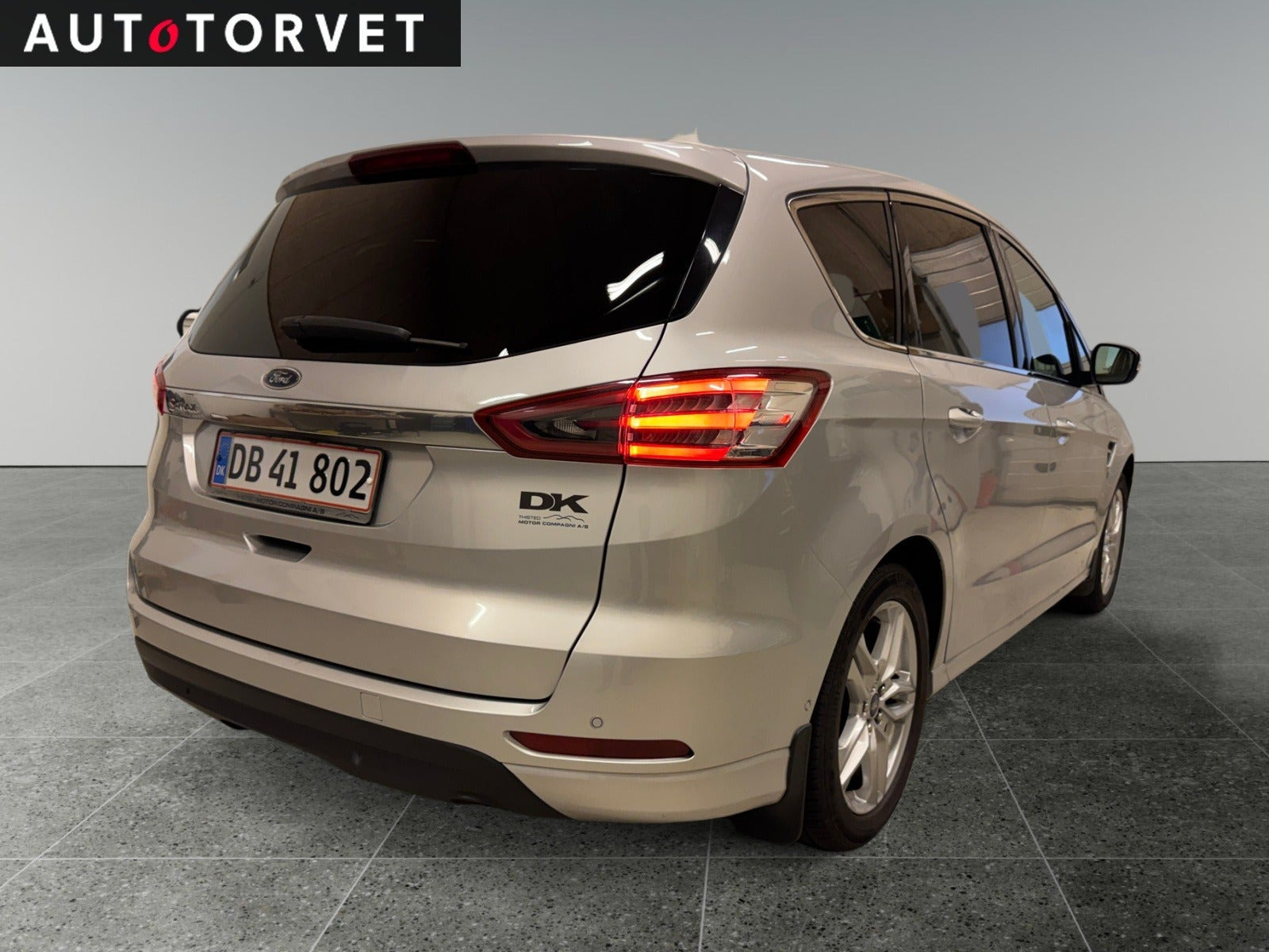 Grå Ford S-MAX fra 2019