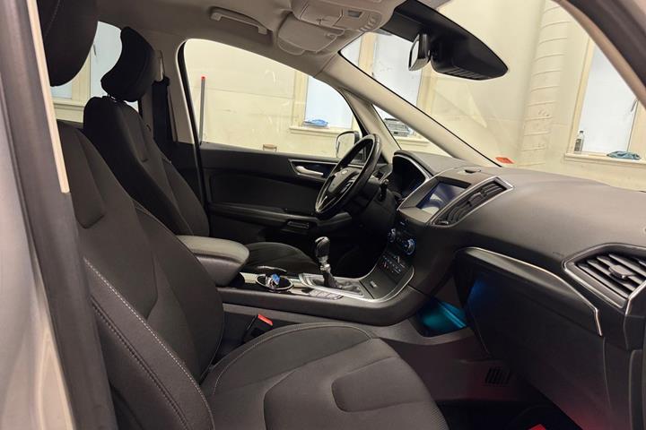 Grå Ford S-MAX fra 2019