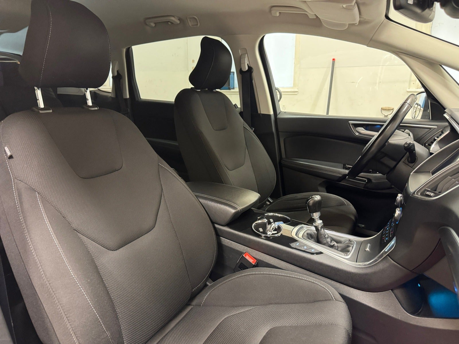 Grå Ford S-MAX fra 2019