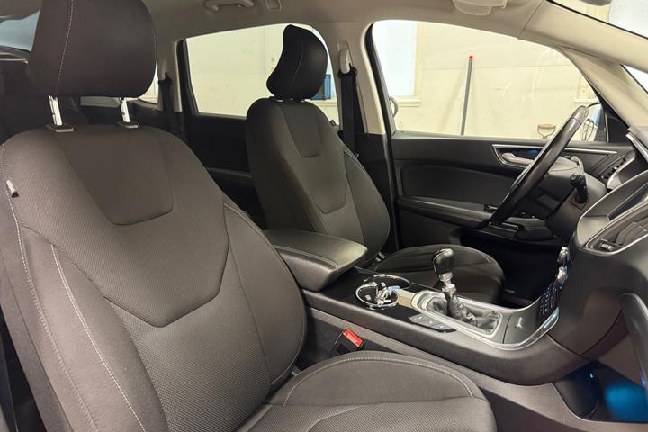Grå Ford S-MAX fra 2019
