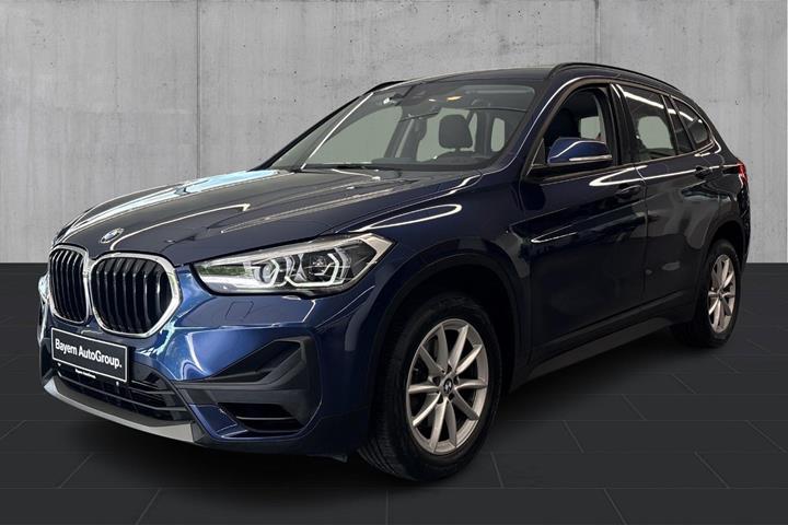 Blå BMW X1 fra 2020 set udefra