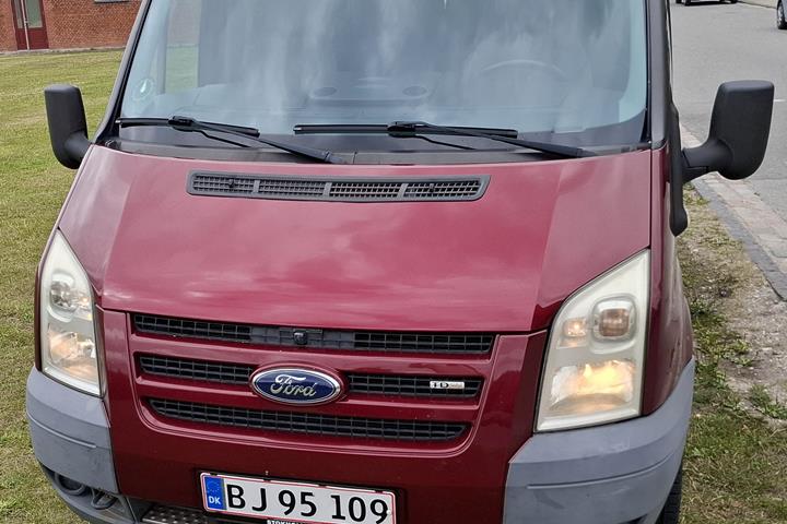 Rød Ford Transit fra 2009