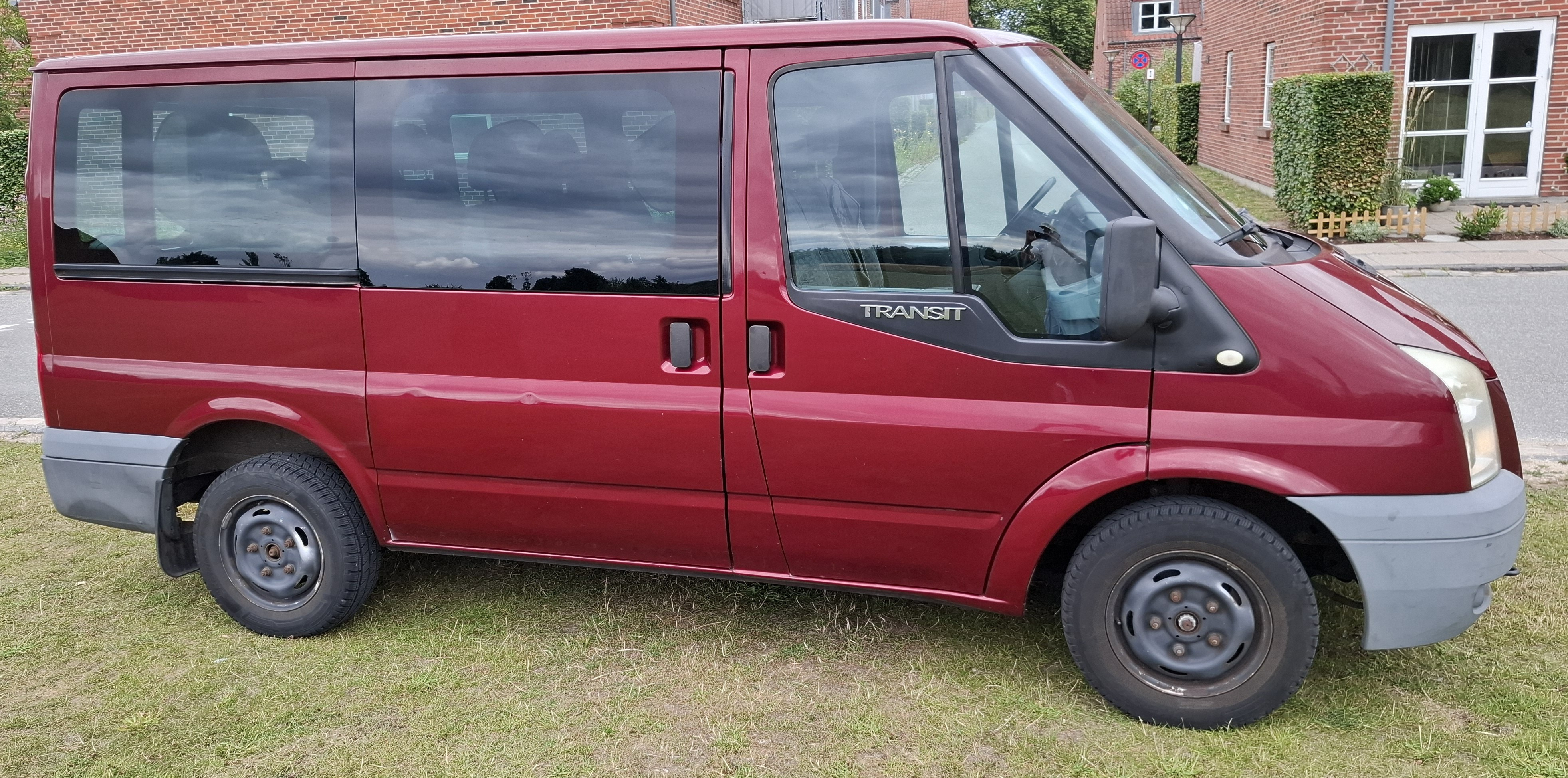Rød Ford Transit fra 2009