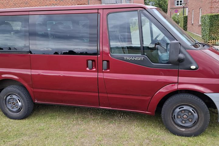 Rød Ford Transit fra 2009