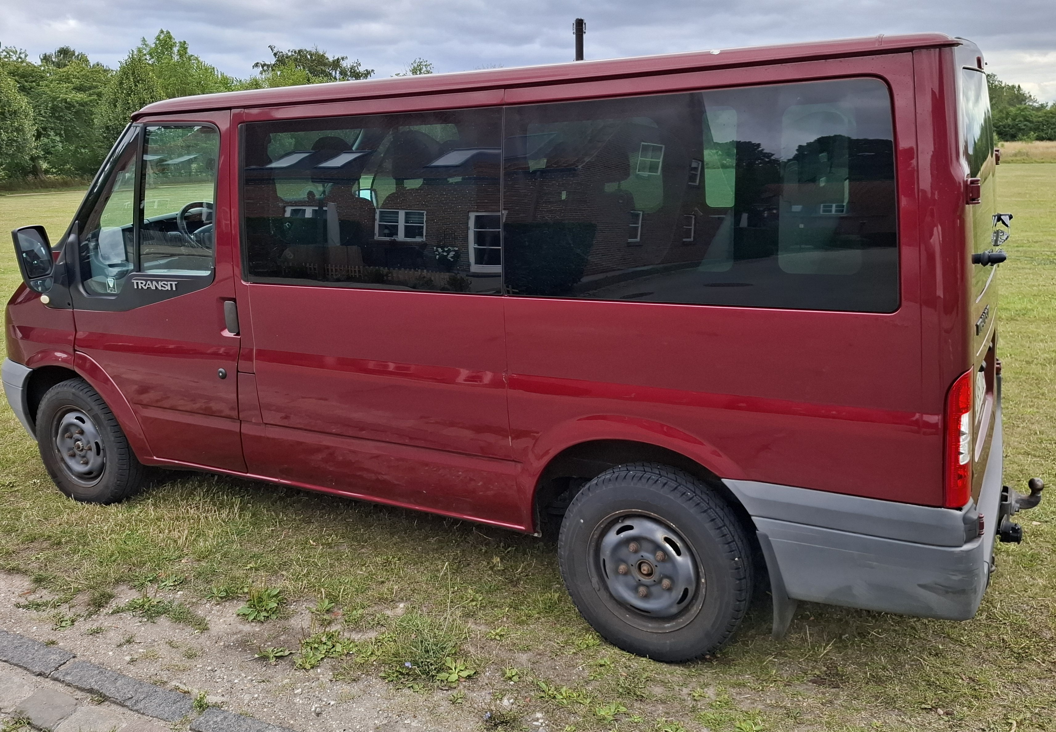 Rød Ford Transit fra 2009
