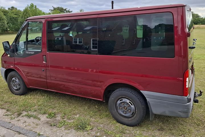 Rød Ford Transit fra 2009