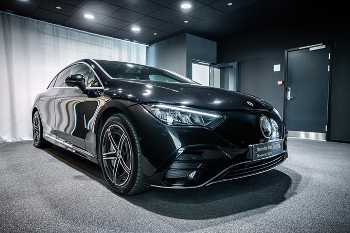 Sort Mercedes EQE350 fra 2024 set udefra