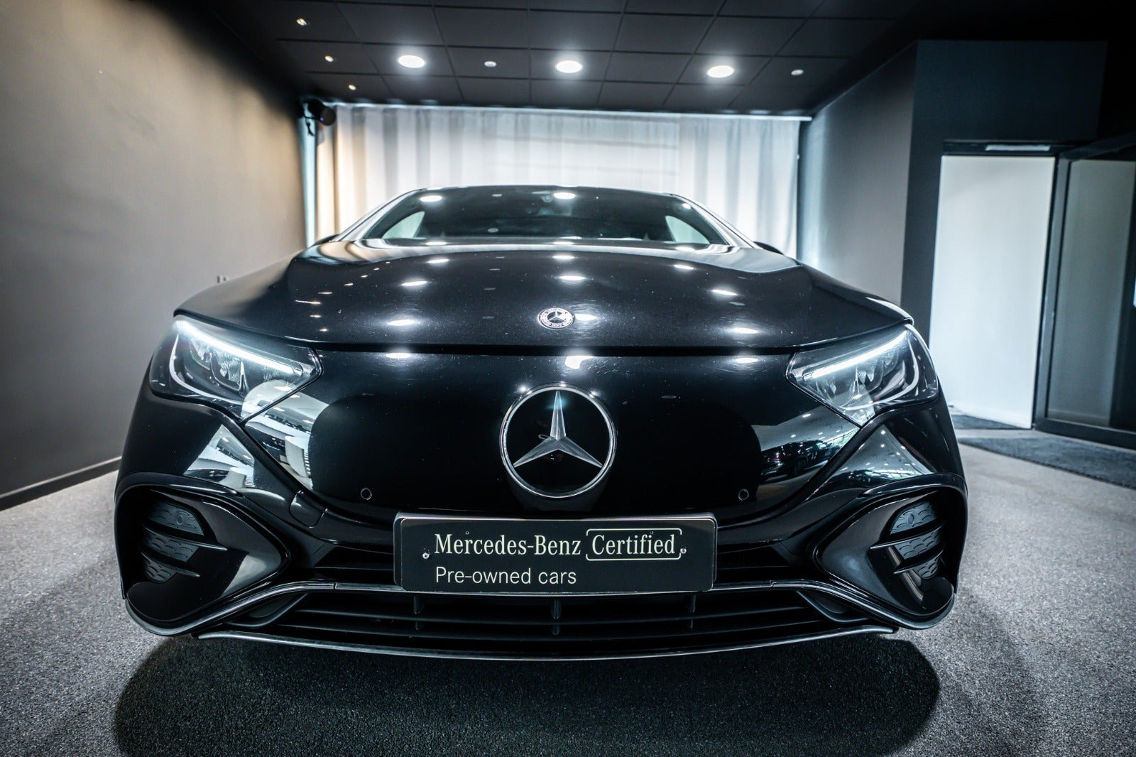 Sort Mercedes EQE350 fra 2024