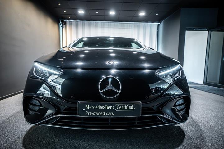 Sort Mercedes EQE350 fra 2024