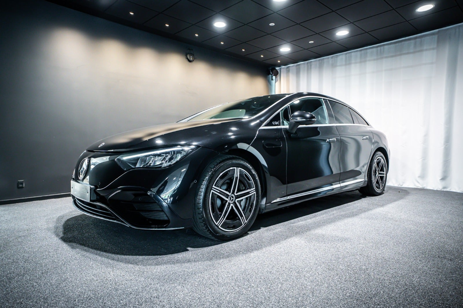 Sort Mercedes EQE350 fra 2024