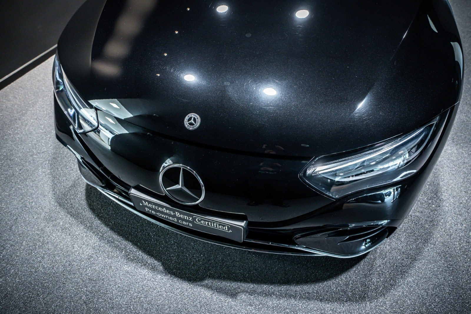 Sort Mercedes EQE350 fra 2024