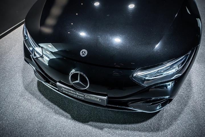 Sort Mercedes EQE350 fra 2024