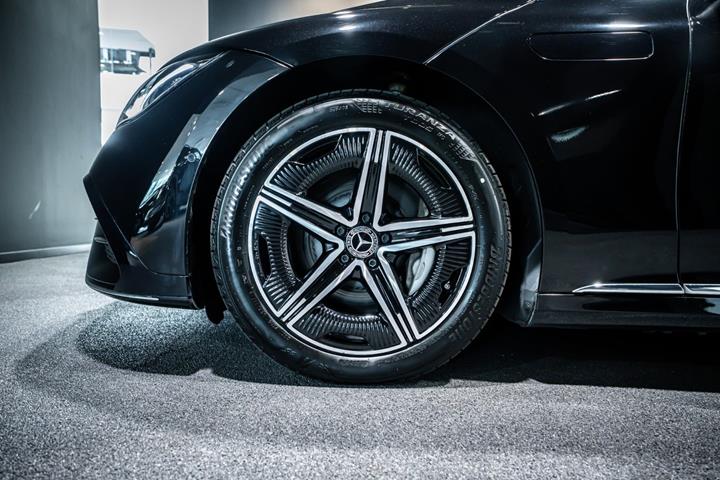 Sort Mercedes EQE350 fra 2024