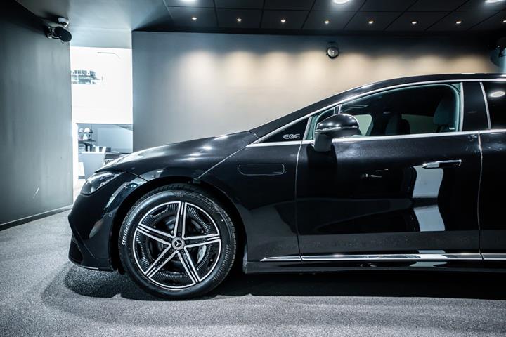 Sort Mercedes EQE350 fra 2024