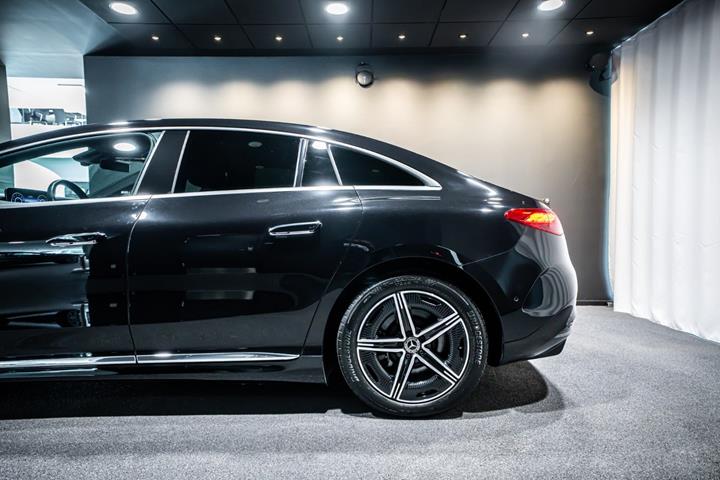 Sort Mercedes EQE350 fra 2024