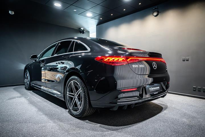 Sort Mercedes EQE350 fra 2024