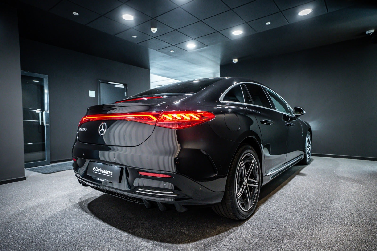 Sort Mercedes EQE350 fra 2024