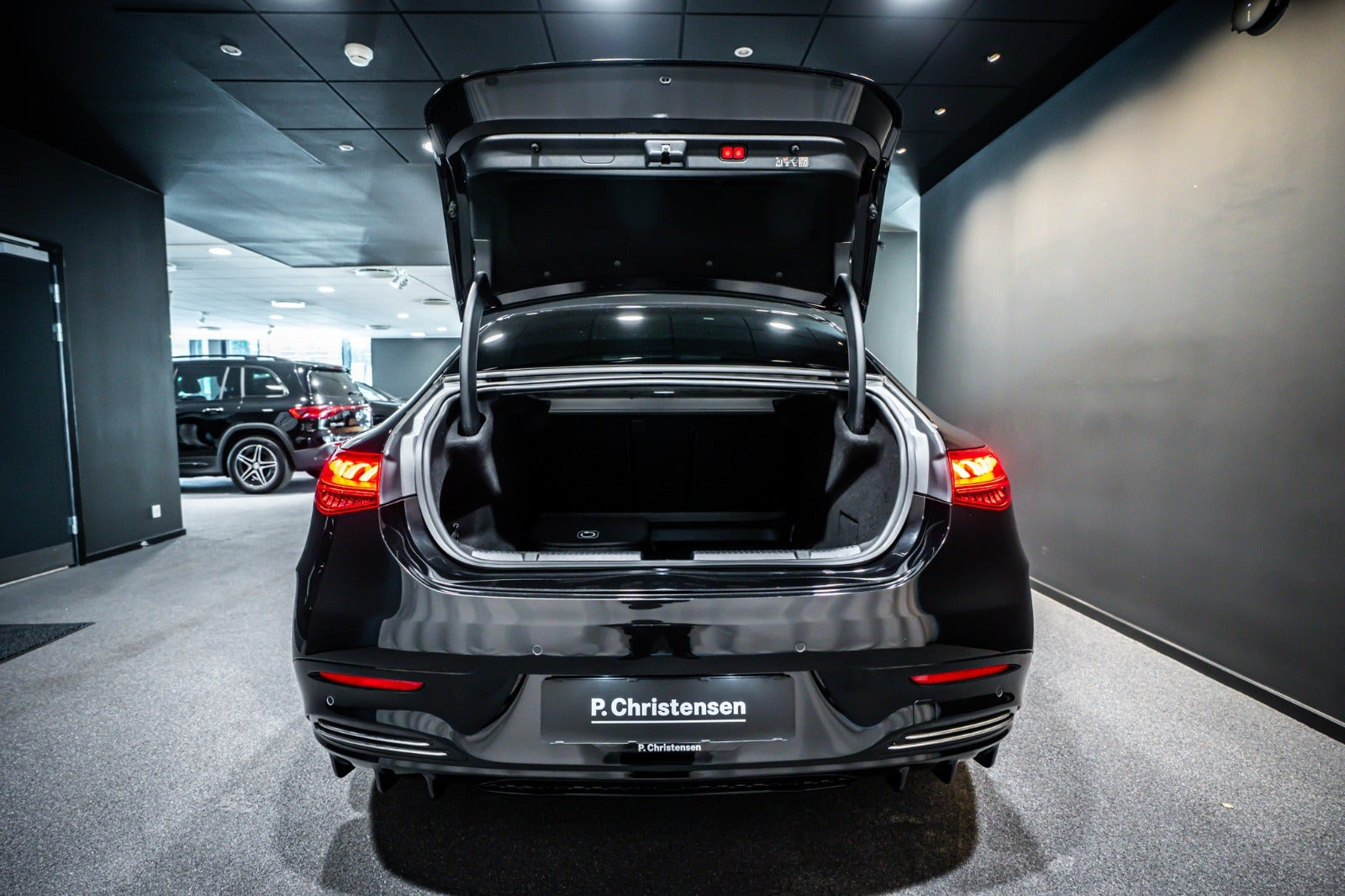 Sort Mercedes EQE350 fra 2024