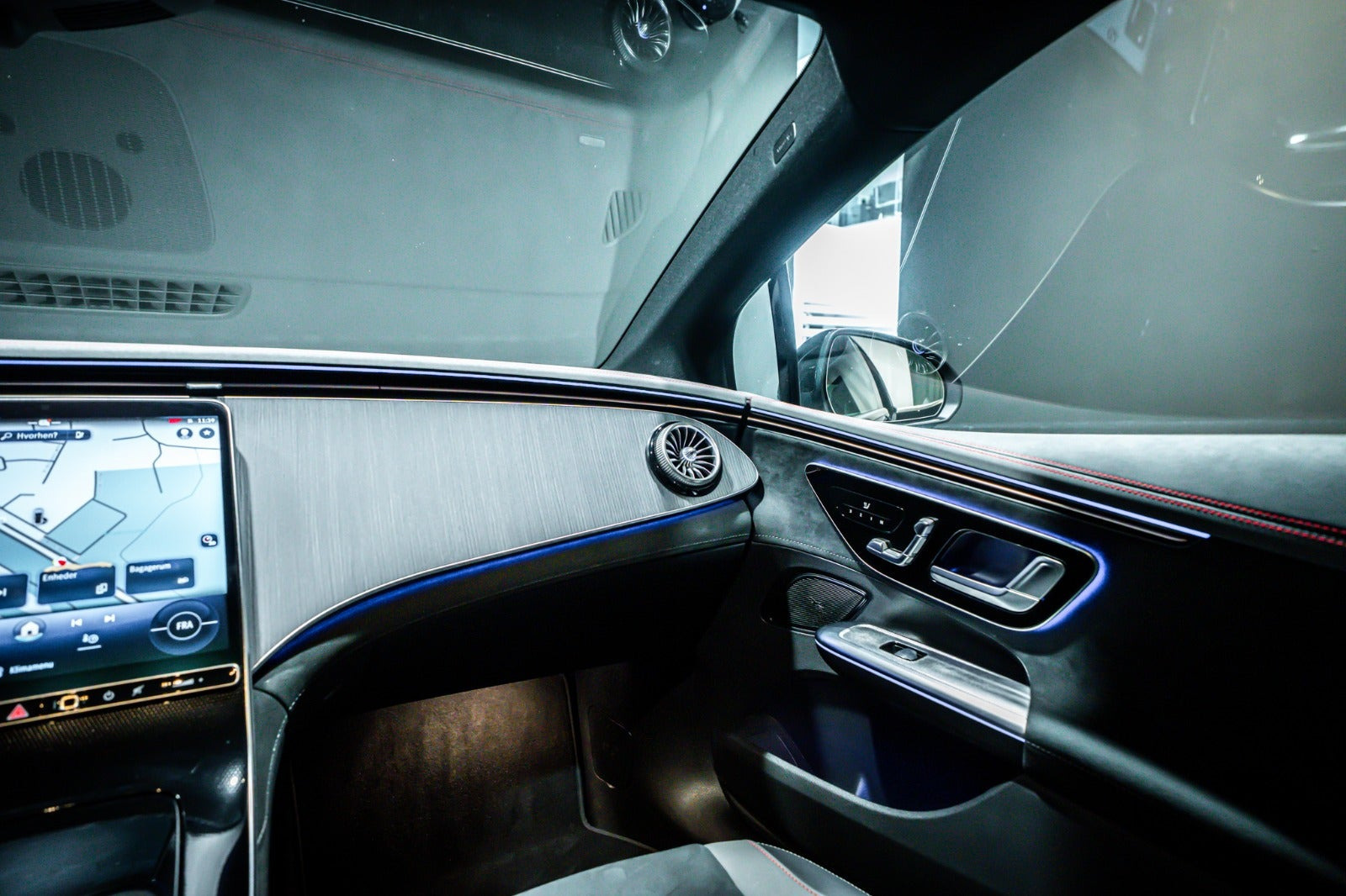 Sort Mercedes EQE350 fra 2024