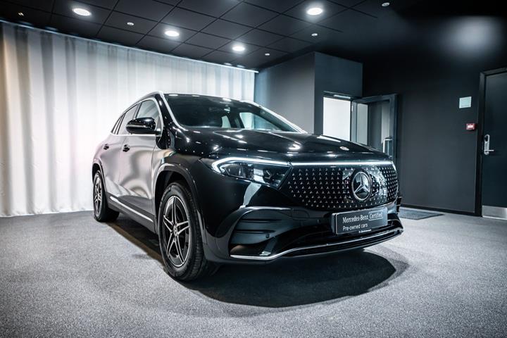 Sort Mercedes EQA350 fra 2025 set udefra
