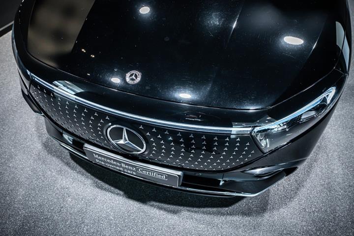 Sort Mercedes EQA350 fra 2025