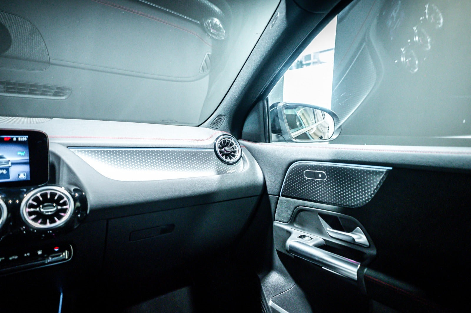 Sort Mercedes EQA350 fra 2025
