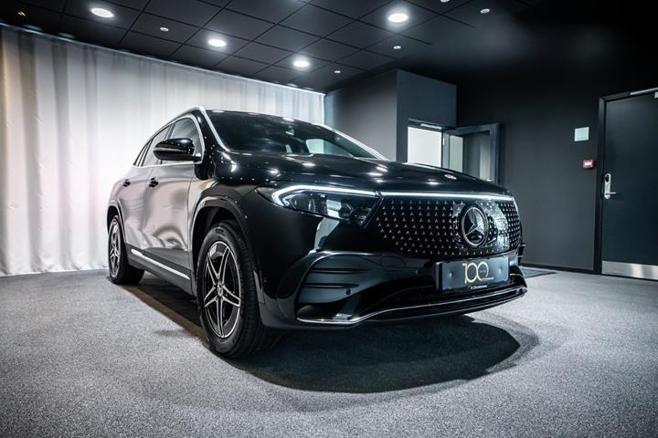Sort Mercedes EQA350 fra 2025 set udefra