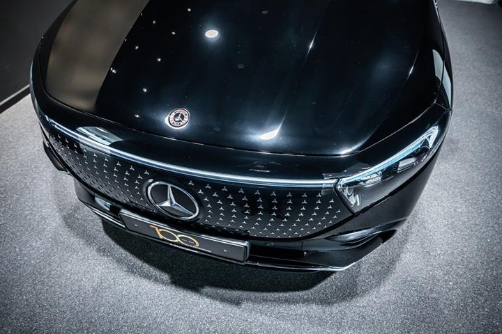 Sort Mercedes EQA350 fra 2025