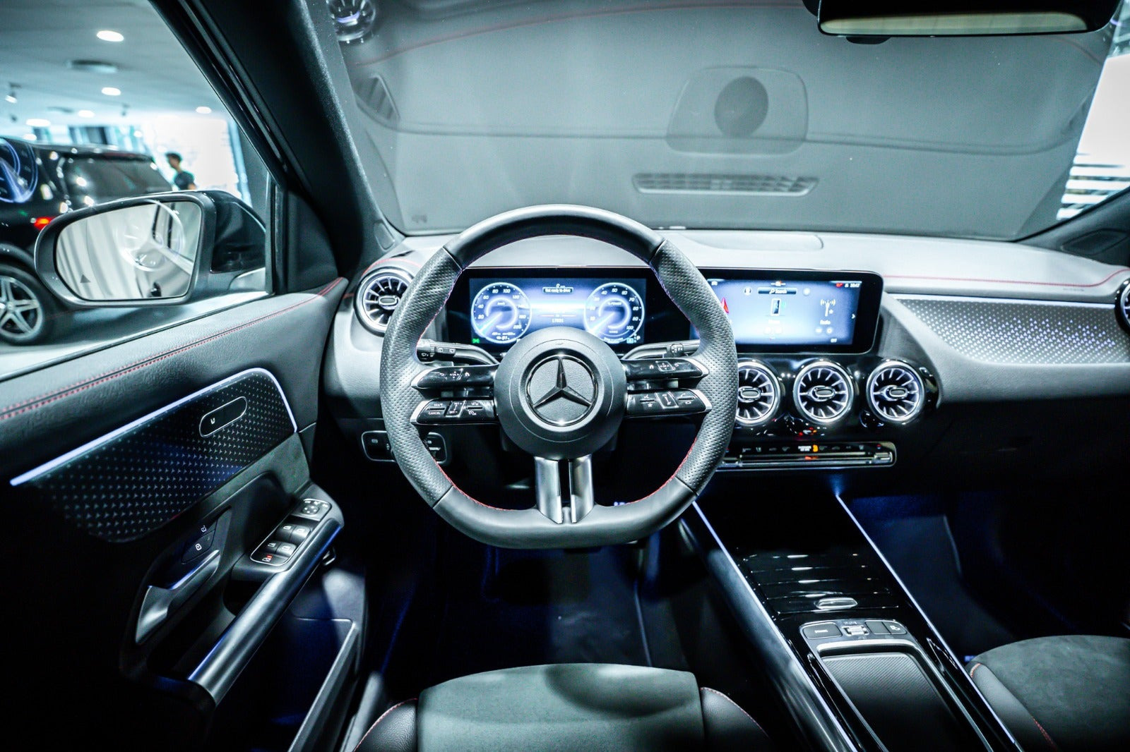 Sort Mercedes EQA350 fra 2025