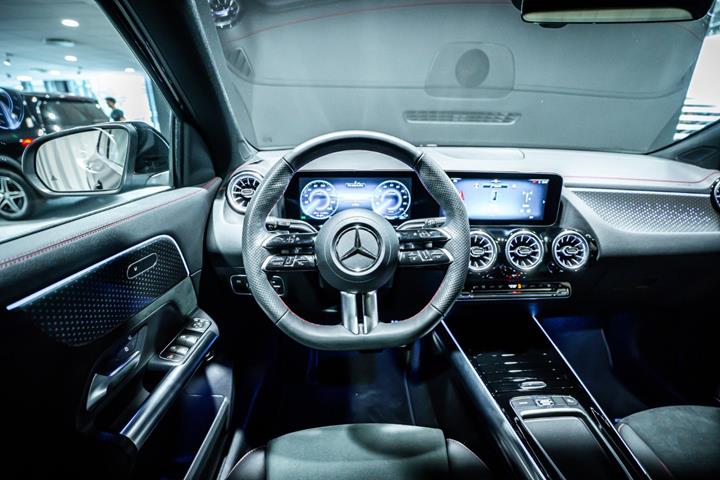 Sort Mercedes EQA350 fra 2025