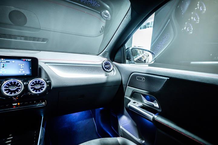 Sort Mercedes EQA350 fra 2025