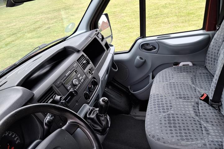 Rød Ford Transit fra 2009