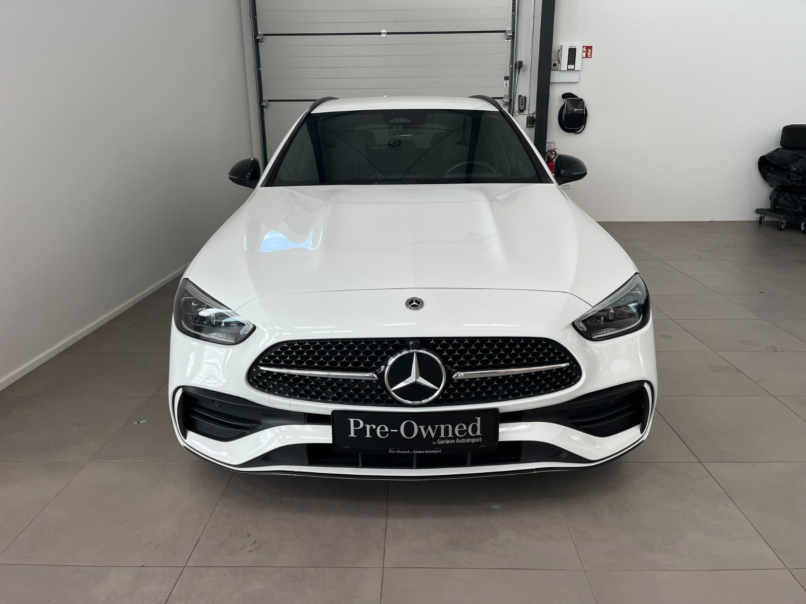 Hvid Mercedes C300 e fra 2023