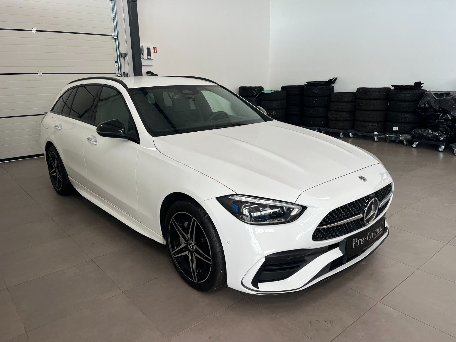Hvid Mercedes C300 e fra 2023