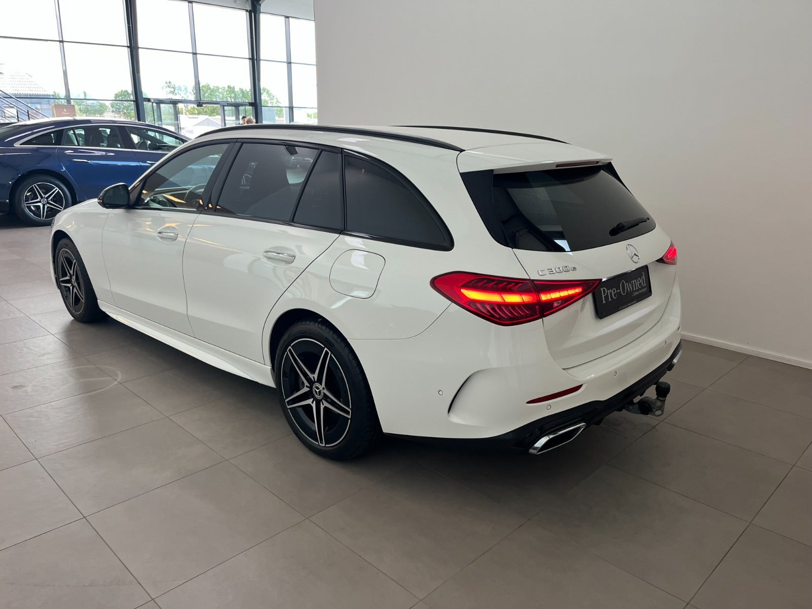 Hvid Mercedes C300 e fra 2023