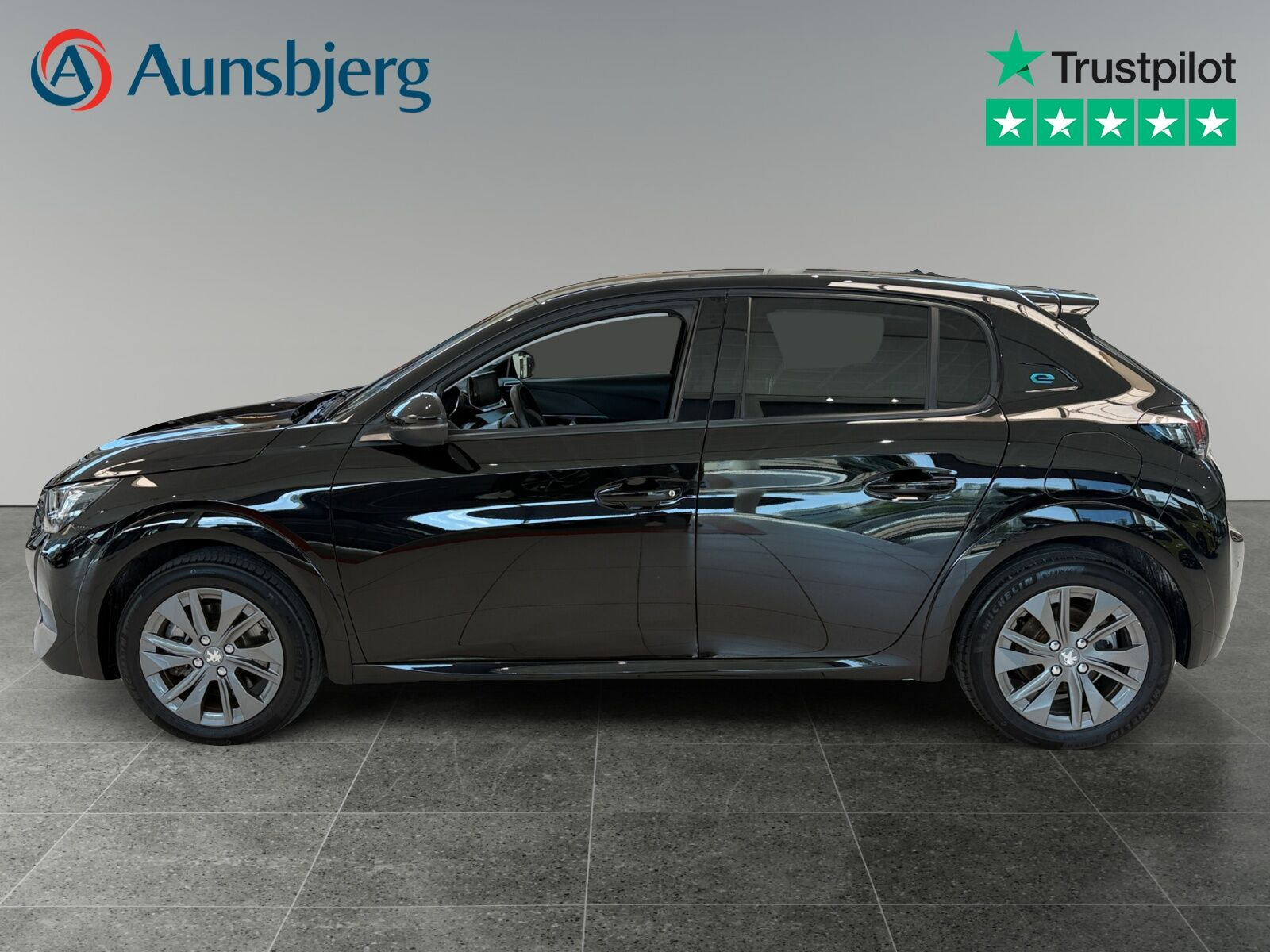 Sort Peugeot e-208 fra 2023