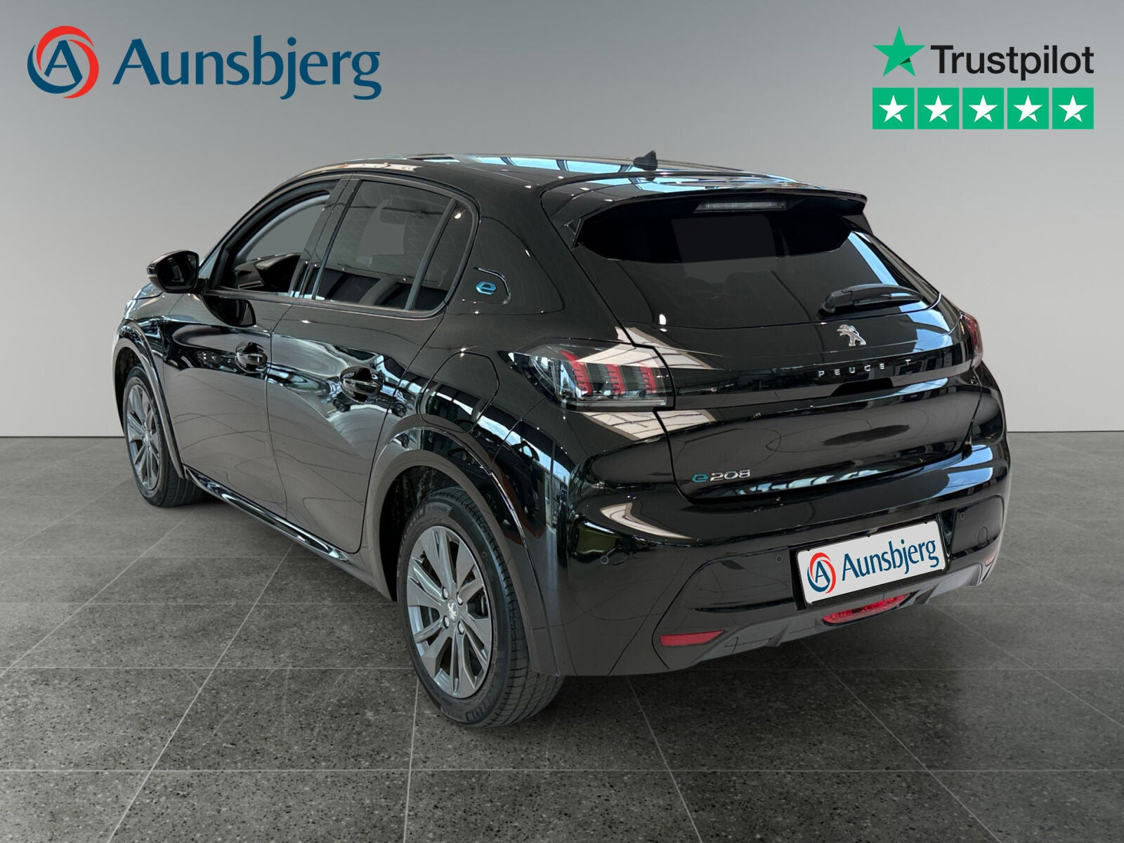 Sort Peugeot e-208 fra 2023