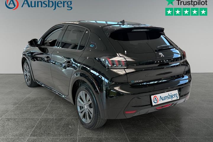 Sort Peugeot e-208 fra 2023