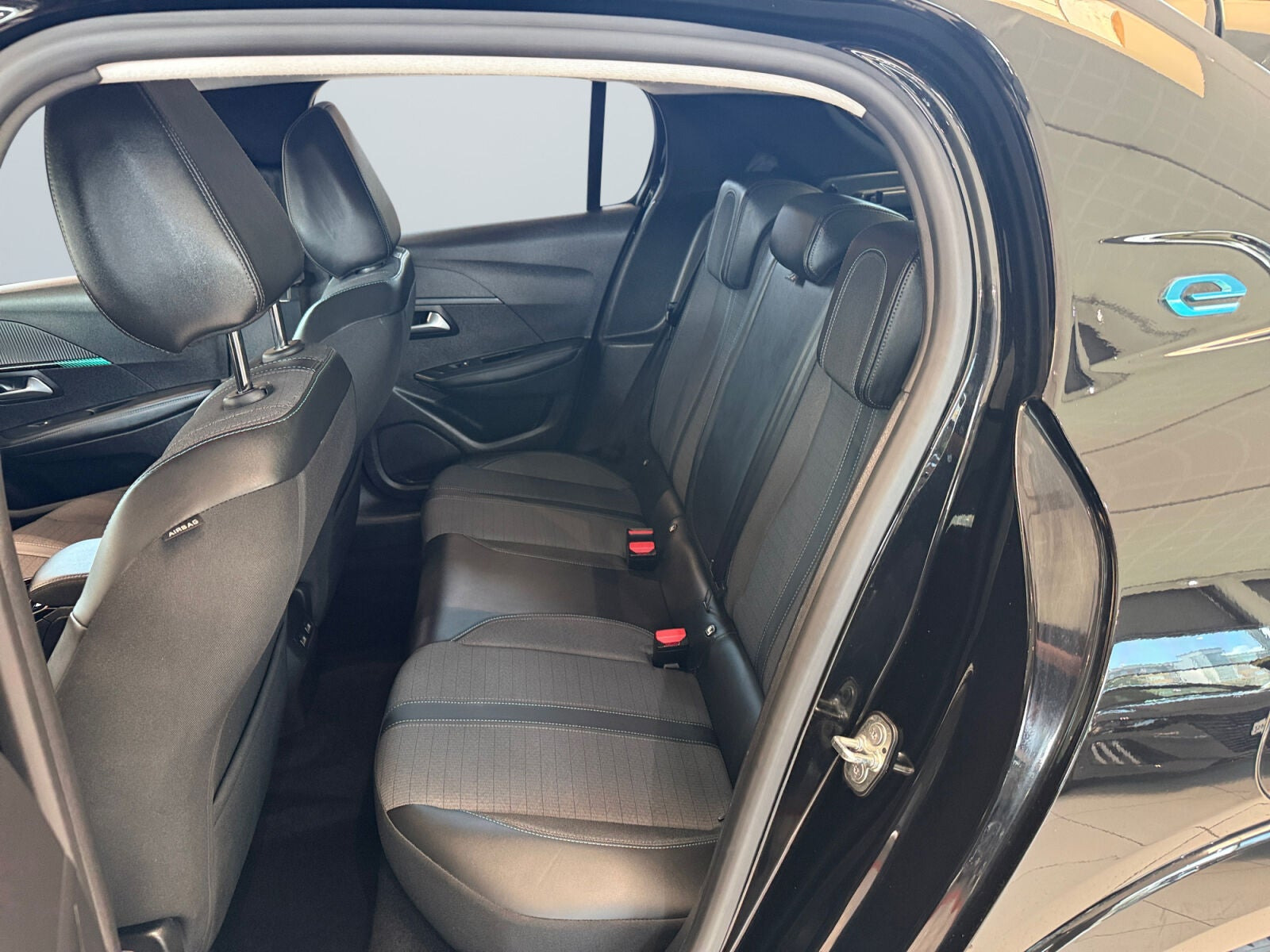 Sort Peugeot e-208 fra 2023