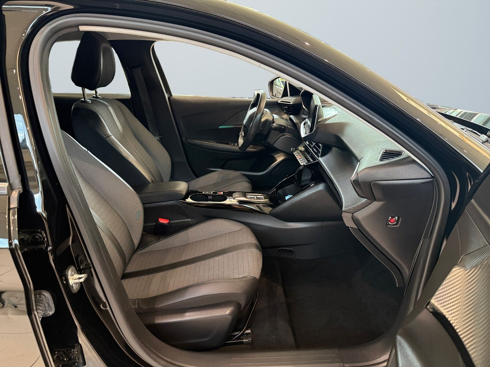 Sort Peugeot e-208 fra 2023